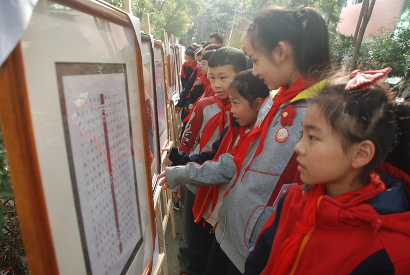 3月22日，德陽(yáng)市“愛(ài)家鄉(xiāng)，贊德陽(yáng)”2021新年硬筆書(shū)法作品展評(píng)活動(dòng)在德陽(yáng)外國(guó)語(yǔ)小學(xué)舉行。此次參展作品風(fēng)格殊異，精彩紛呈。有的洋溢著童真，又不失豪邁之氣；有的筆走龍蛇，盡展大家風(fēng)范……一幅幅、一件件，無(wú)不吸引著師生們驚喜的目光。徐朝霞.JPG