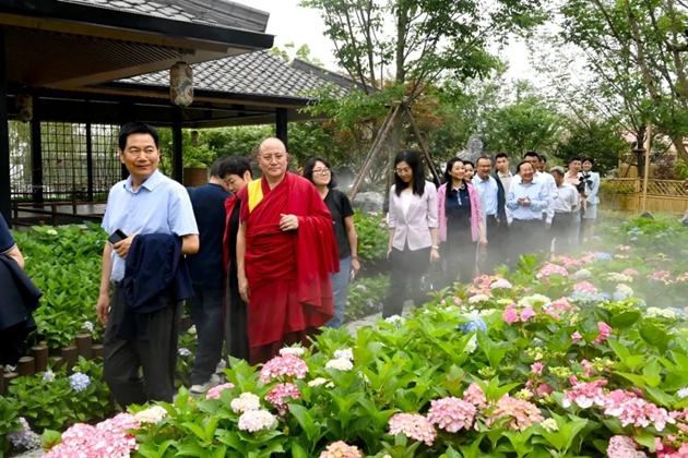 考察組在世園會(huì)國(guó)際園藝展區(qū)考察。記者 姜寒冬 攝.jpg11.jpg